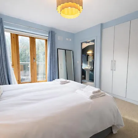 Bright 2bdr Split Level Near Phoenix Park * دبلن