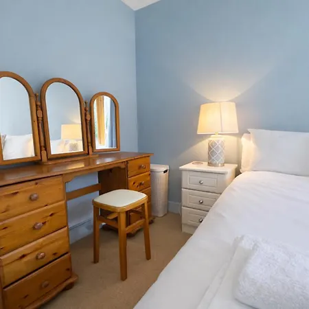 Bright 2bdr Split Level Near Phoenix Park *