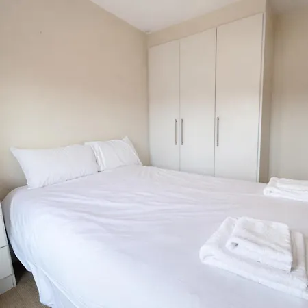 Bright 2bdr Split Level Near Phoenix Park