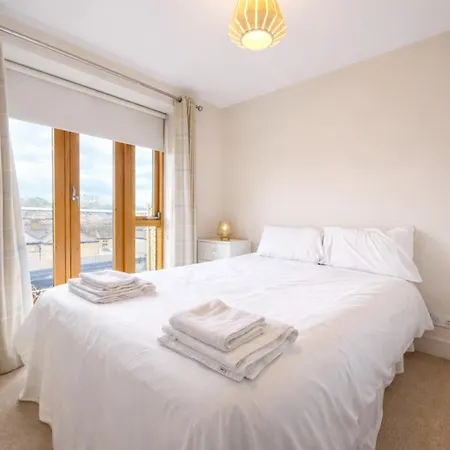 Bright 2bdr Split Level Near Phoenix Park Apartament
