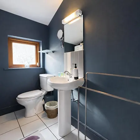 Bright 2bdr Split Level Near Phoenix Park دبلن