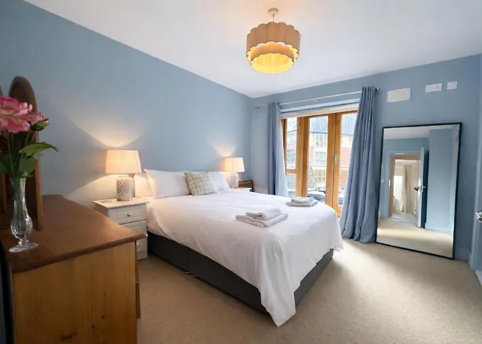 Bright 2bdr Split Level Near Phoenix Park 公寓 *