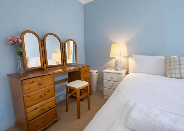 Bright 2bdr Split Level Near Phoenix Park *