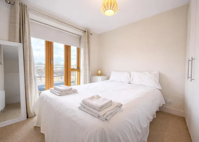 Bright 2bdr Split Level Near Phoenix Park 公寓