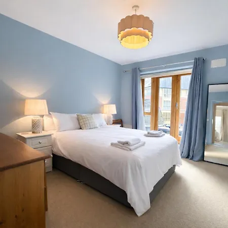 Bright 2bdr Split Level Near Phoenix Park Lejlighed *