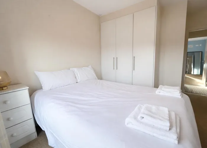 Bright 2bdr Split Level Near Phoenix Park